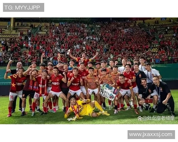 中国足球球星因踢球遭批评引发热议深度剖析背后的争议与舆论压力