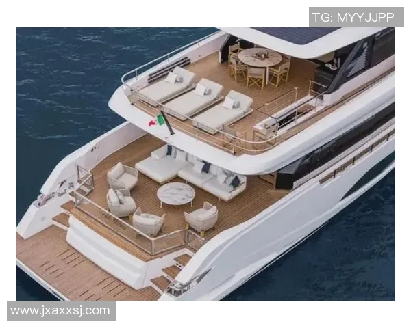 足球巨星豪华游艇巡航海域揭密 航行中的奢华生活与私人天堂